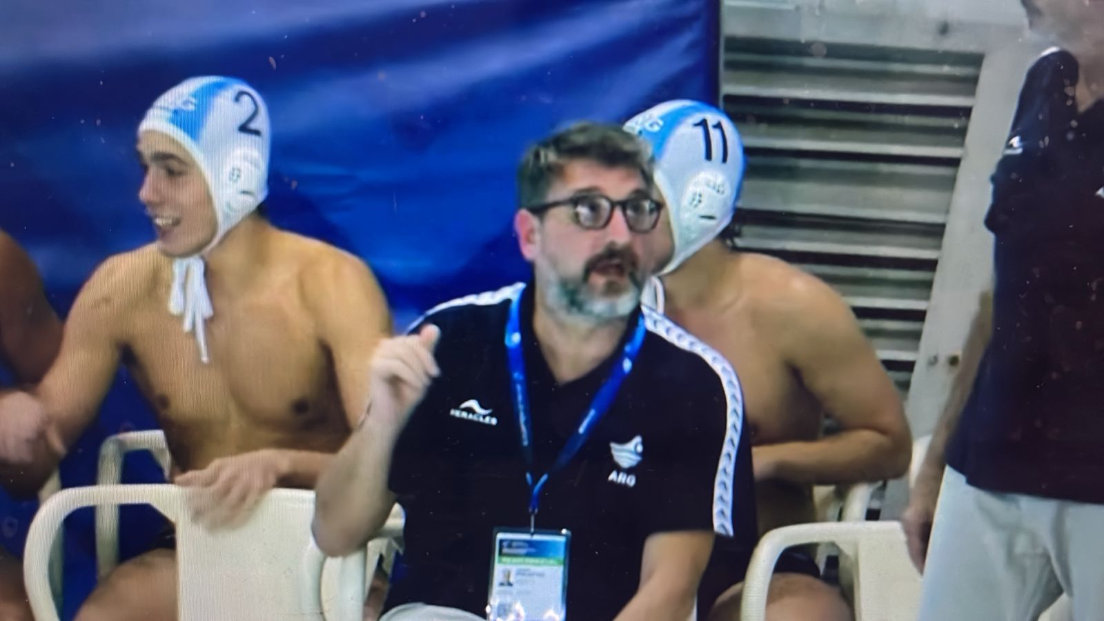 Jugadores de Argentina con el cuerpo t&eacute;cnico en el banco
