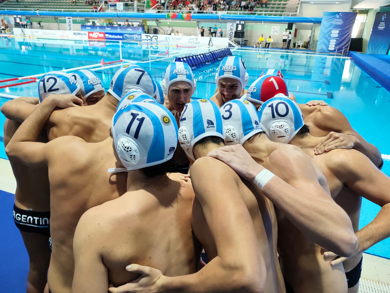 La Selecci&oacute;n Argentina motiv&aacute;ndose antes del partido